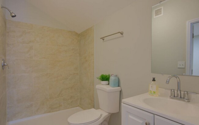 Building Photo - "Charming 3-Bedroom Home on Wilmington Hig...