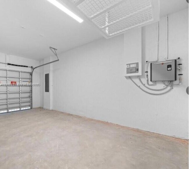 Building Photo - 701 SE 14th Ct