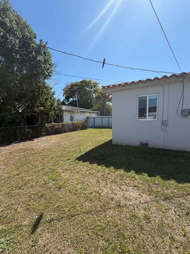 Building Photo - 2815 Van Buren St