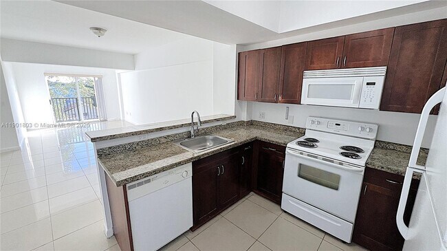 Building Photo - 909 SW 15th Ave