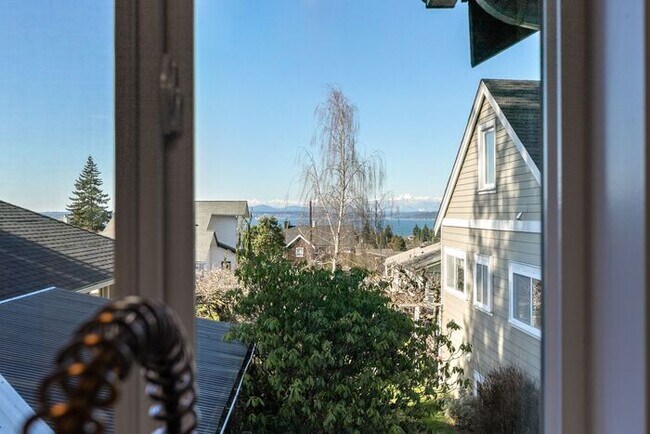 Building Photo - Gorgeous AIR CONDITIONED West Seattle Char...