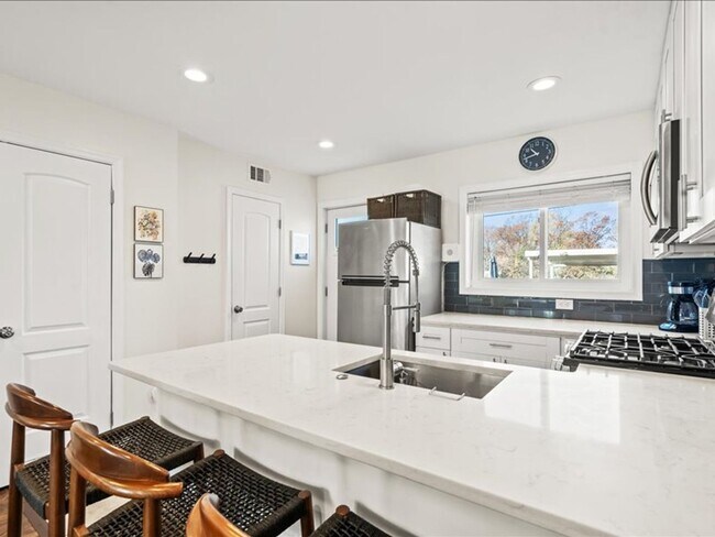 Building Photo - Distinctive Two Bedroom Beauty in Deanwood