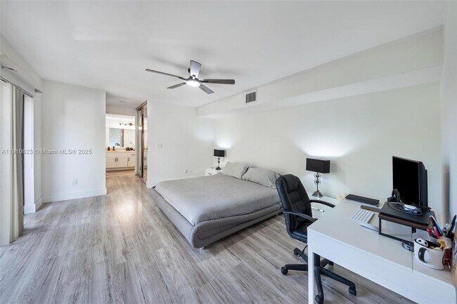 Building Photo - 11913 SW 11th Ct