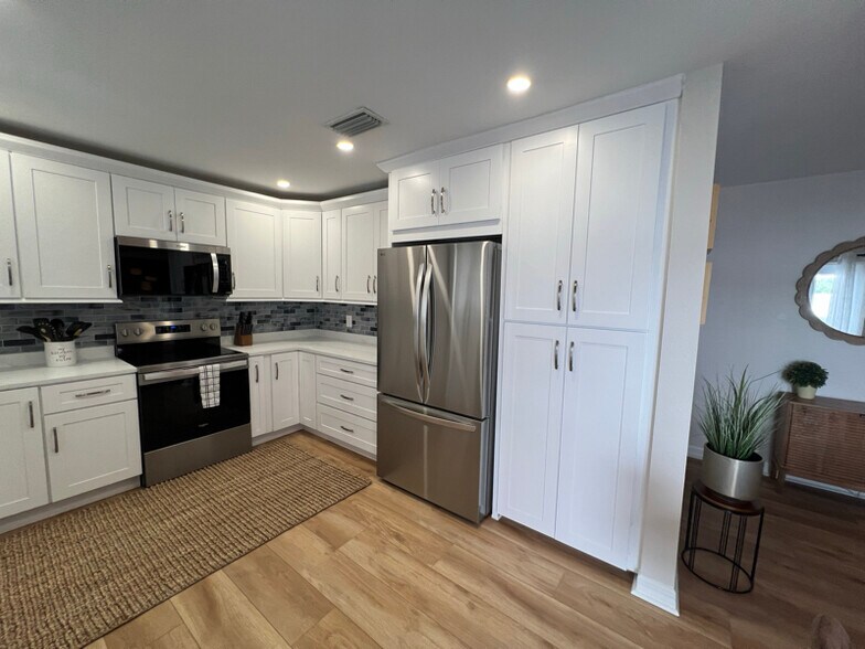 Building Photo - 201 Pompano Dr SE