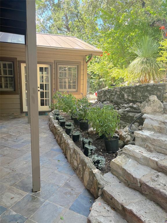 Building Photo - 806 Rock Creek Dr