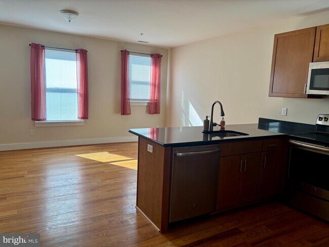 Building Photo - 101 S Commerce St