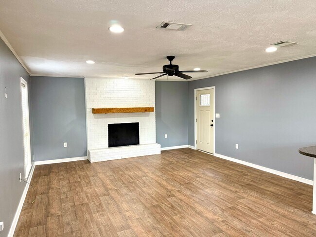 Building Photo - 3/2 Available for Rent in Madison!