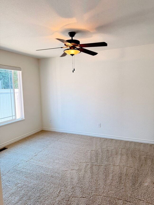 Building Photo - GORGEOUS 3Bed 2Bath 3Car Garage in NorthEast GJ!!!!!