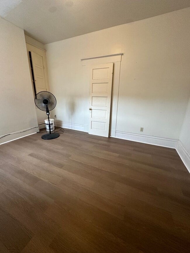Building Photo - 3Bed/1Bath on East Carson Street