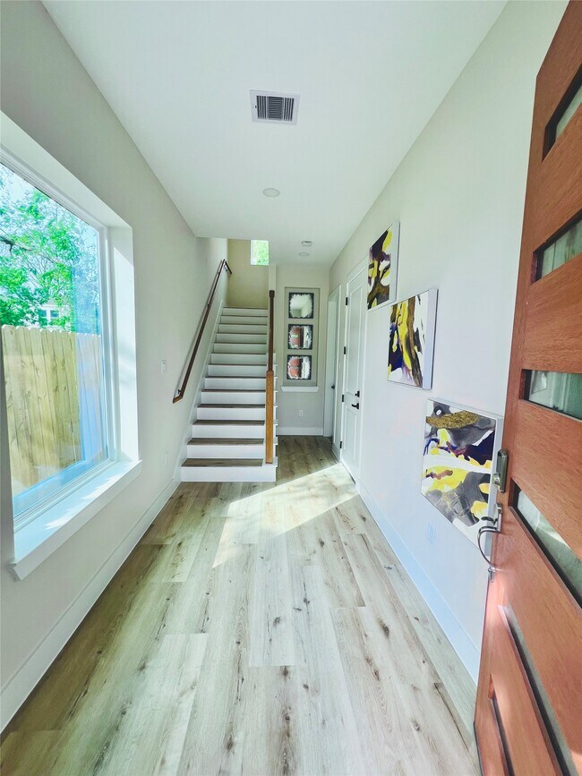 Building Photo - 3229 Tuam St