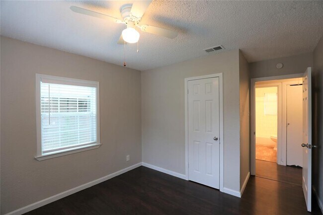 Building Photo - 8418 Grovecrest Dr