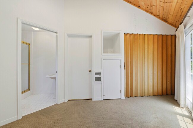 Building Photo - 1825 White Oak Dr