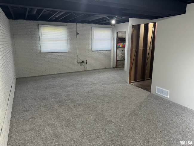 Building Photo - 1841 Valley Dr