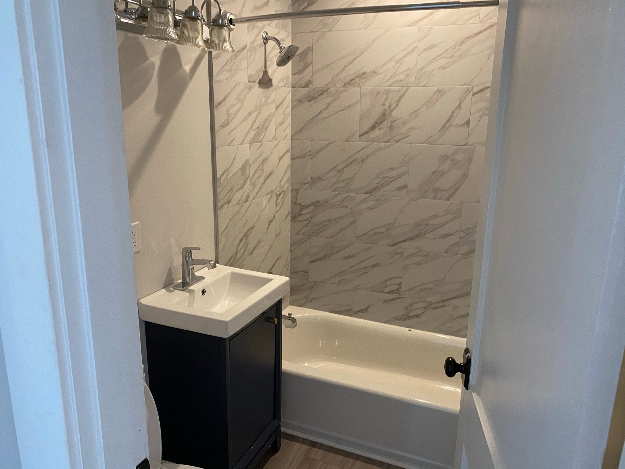 Back bathroom - 613 Blenheim Ave