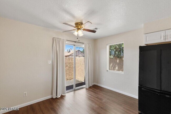 Building Photo - 330 W Tonopah Dr