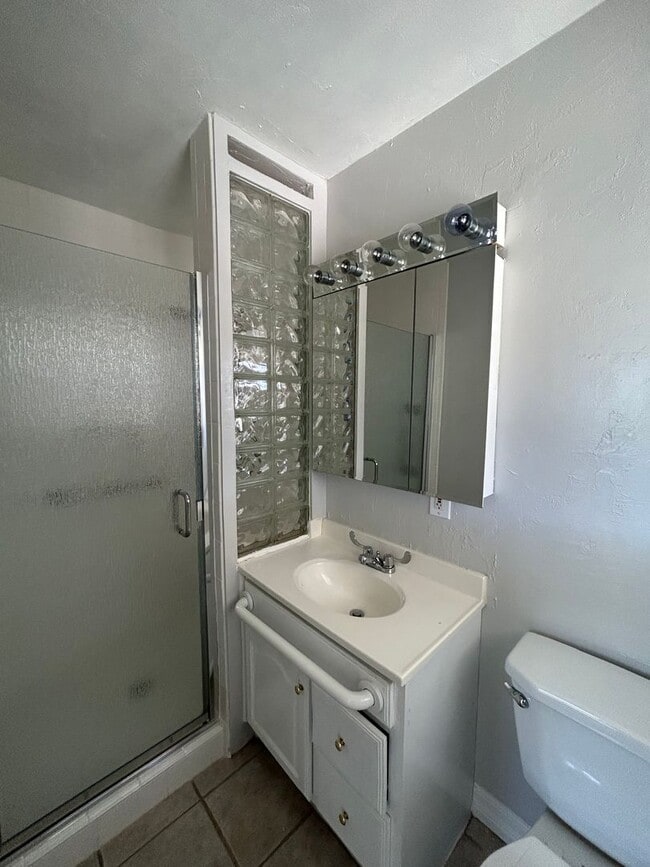 Building Photo - NICE OLDER HOME IN ESTABLISHED AREA