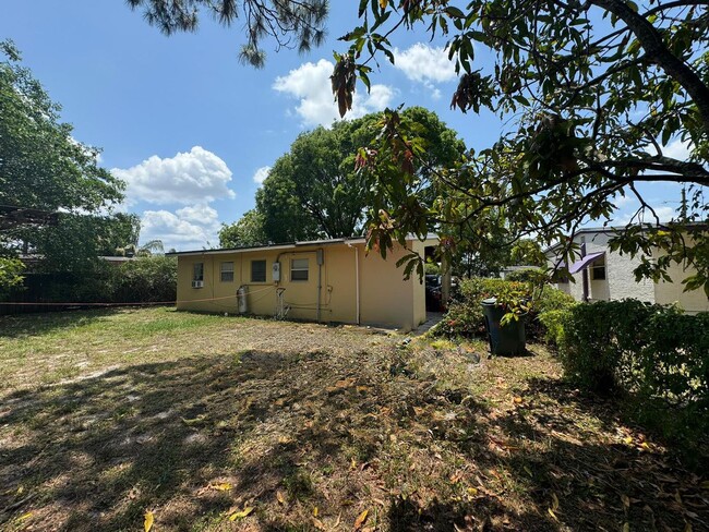 Building Photo - Nice 2-1 house with a carport and backyard