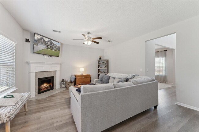 Building Photo - AVAILABLE OCTOBER 2025 [PET FRIENDLY]