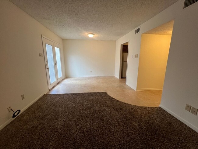 Building Photo - Townhome