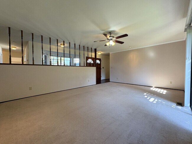 Building Photo - Spacious 3BD/2BA Redwood City Home | Two L...