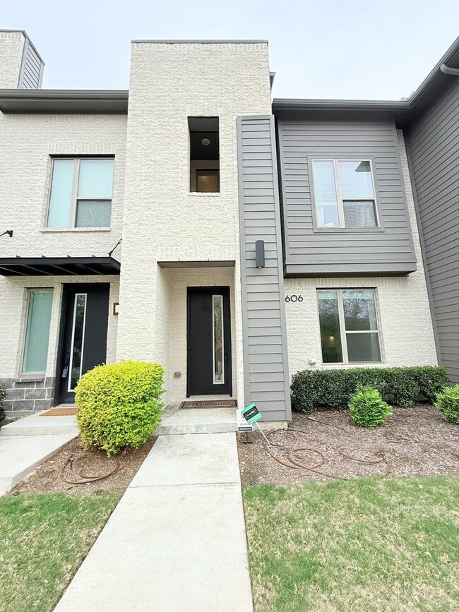 Building Photo - AVAILABLE NOW -Stunning 3-Bedroom Townhome Overlooking Greenbelt in Plano ISD 600 Collier Drive