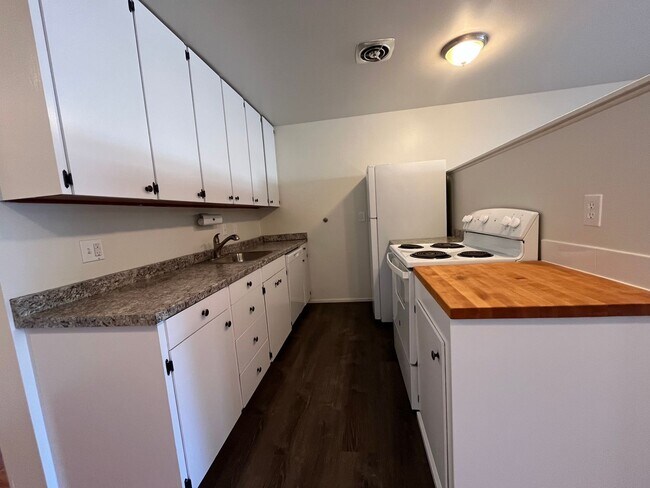Building Photo - Large 2 BR 1 BA. Tabor/Montavilla!