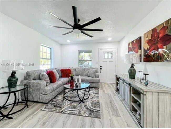 Building Photo - 5345 Avon Ct