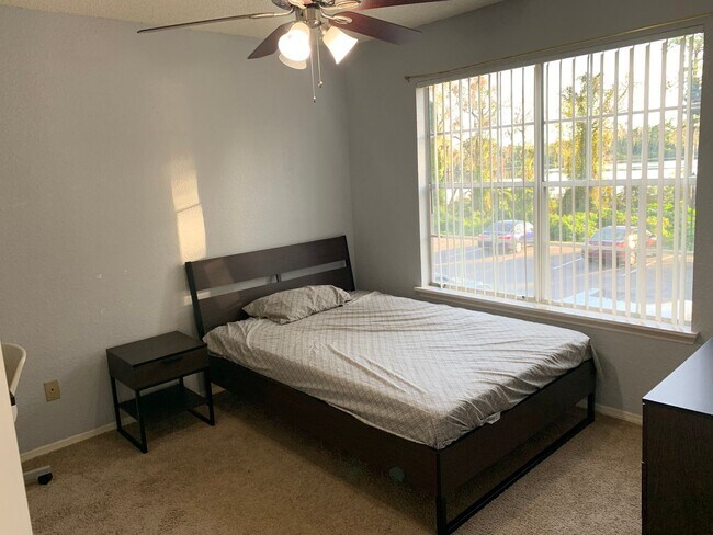 Building Photo - 2550 N Alafaya Trail