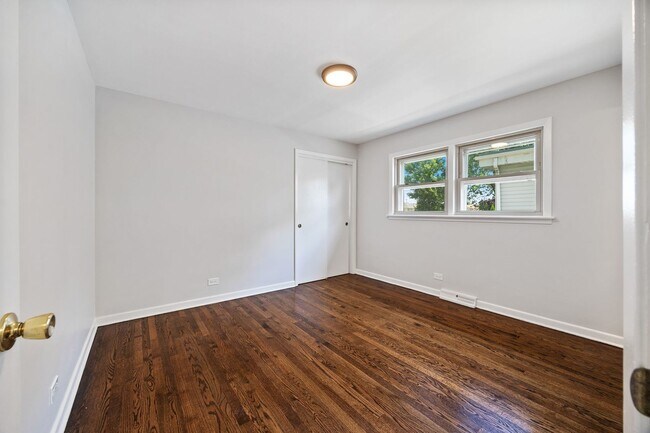 Building Photo - 4850 N Clifton Ave