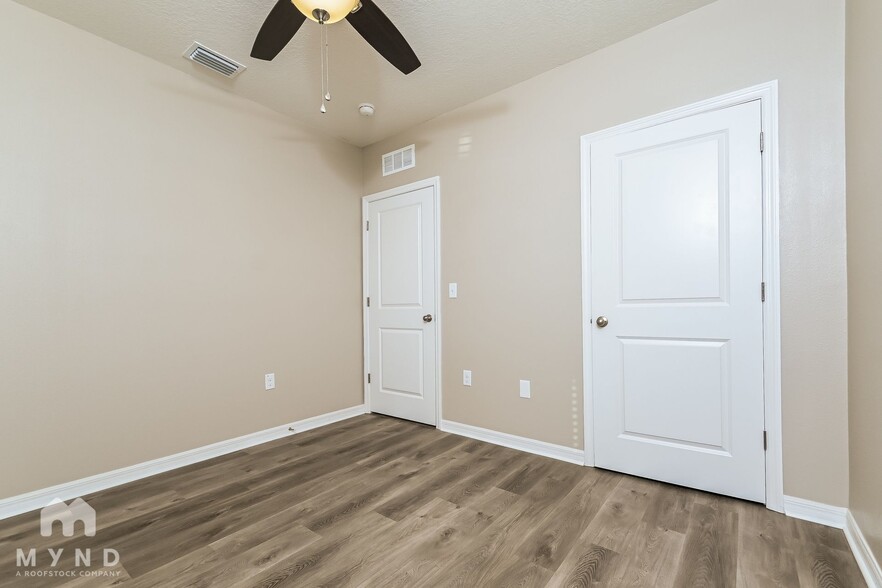 Building Photo - 11161 Leland Groves Dr