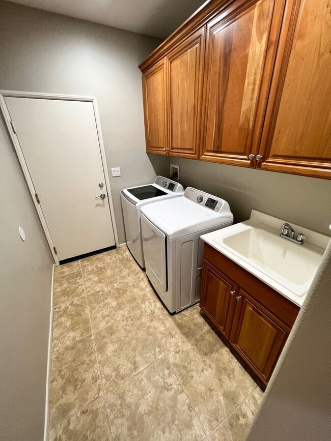 Building Photo - 3 bedroom SINGLE STORY home in Winchester on HUGE corner lot