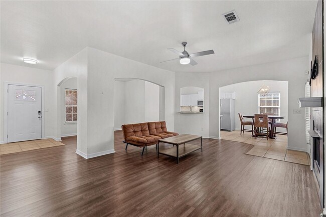 Building Photo - 421 Kate Dr