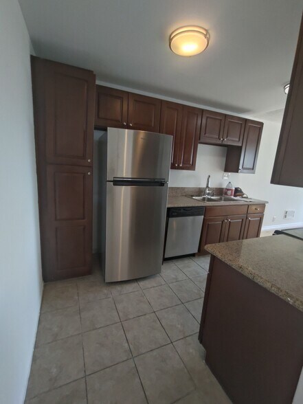 Building Photo - 5950 Canterbury Dr
