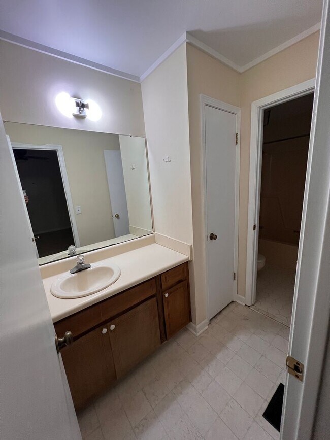 Building Photo - Rustic 2 Bedroom Condo in Convenient Location