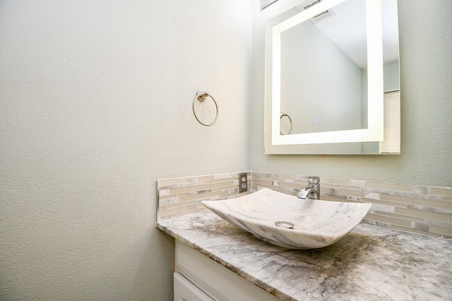 Building Photo - 15711 Pine Mountain Dr