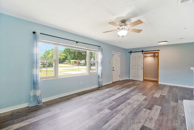 Building Photo - Charming 4 Bedroom Pensacola Rental in a Convenient Location!