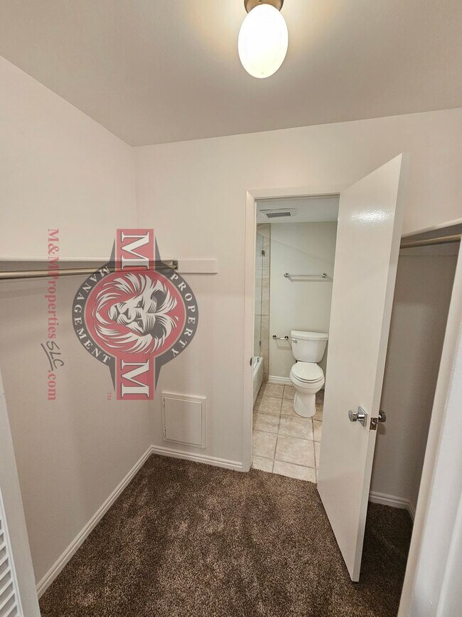 Building Photo - 5704 S Waterbury Way