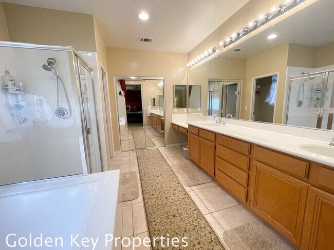 Building Photo - Bright and spacious 3+2.5
