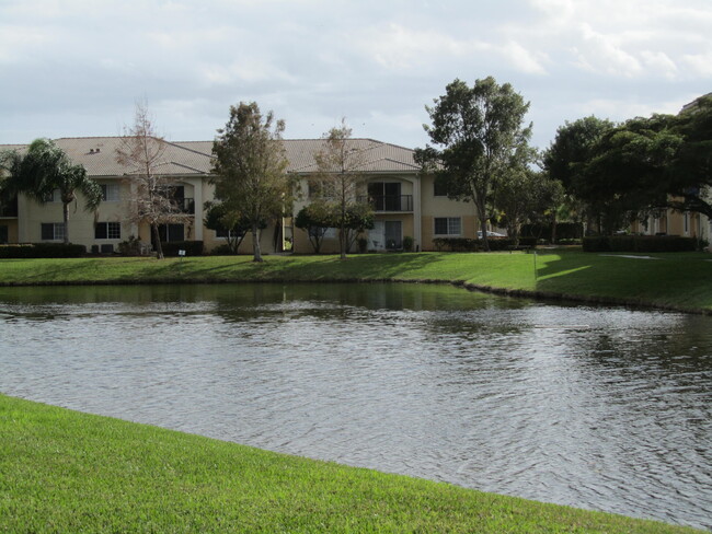 Building Photo - 700 Crestwood Ct S