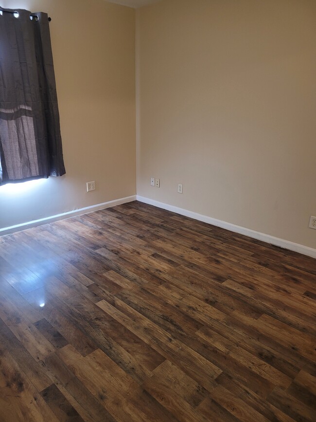 Building Photo - 321 E Mill St