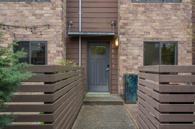Building Photo - 2Bd/1.5Ba Seattle Townhouse