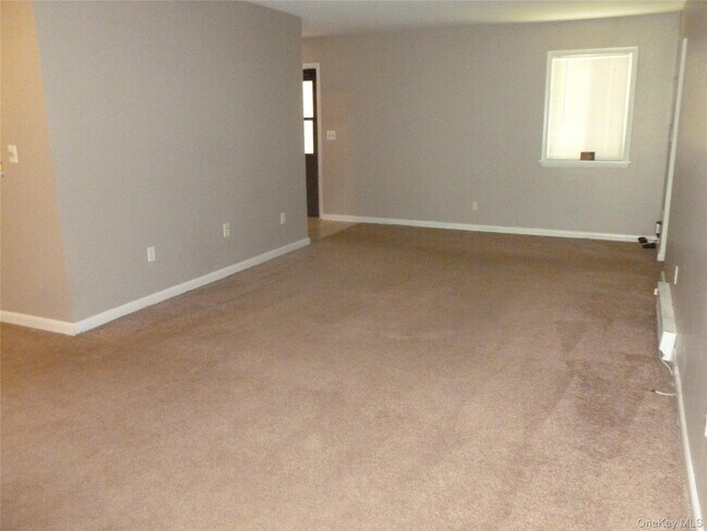 Building Photo - 15 Club House Dr