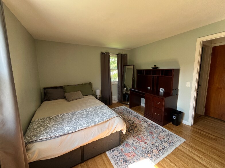 Building Photo - 215 Mystic Ln