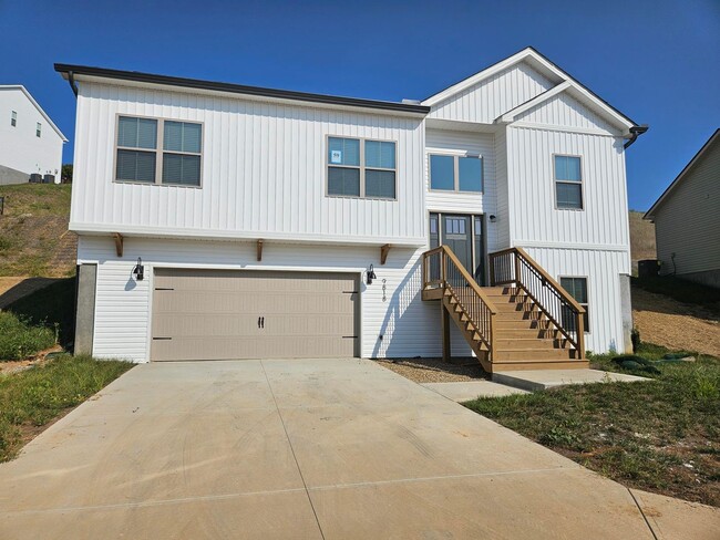 Primary Photo - Brand-New Construction in Karns – Washer &...