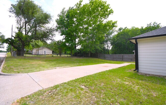 Building Photo - Move-In Ready, Beautifully Updated 3BR/2BA Home, HUD Accepted