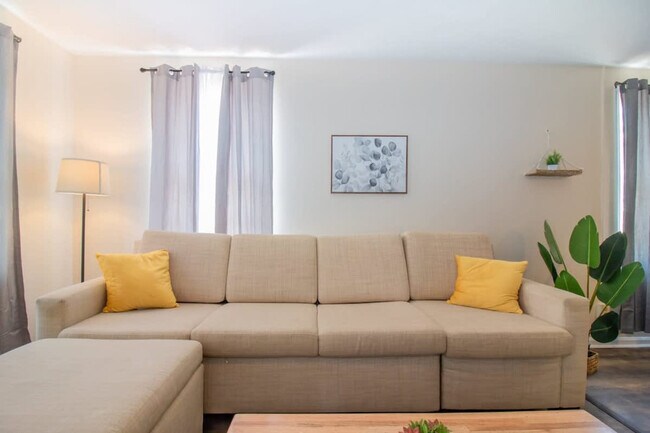 Building Photo - 3912 Crestview Dr