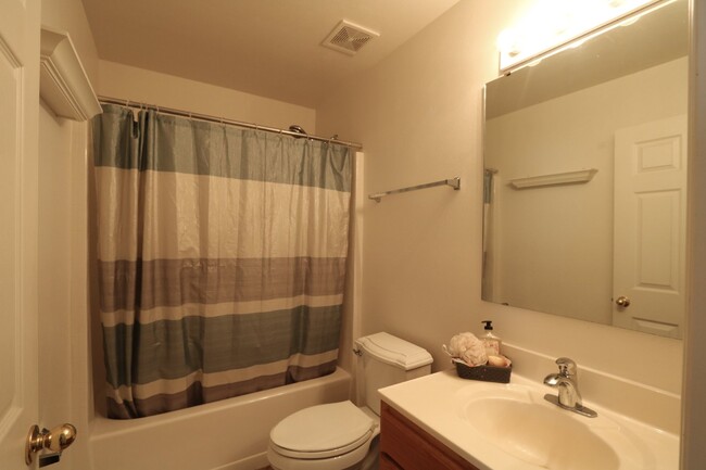 Building Photo - Beautiful  3000 sq ft two story home with ...