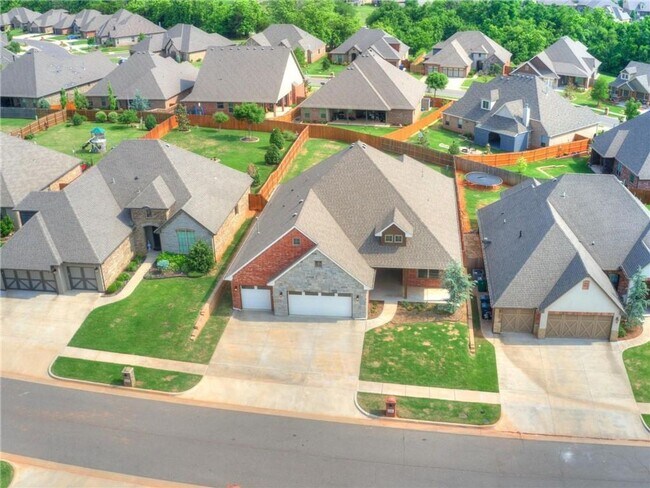 Building Photo - Stunning Home in West Edmond + 5 bedrooms ...
