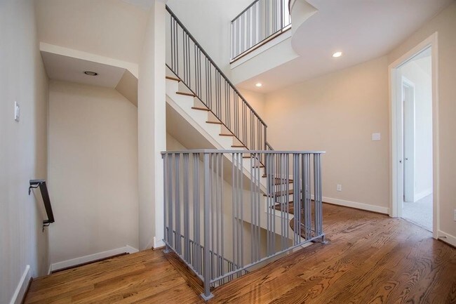 Building Photo - Contemporary townhome, rooftop terrace awa...