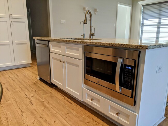 Building Photo - Wake up on Sleepy Brook Rd!